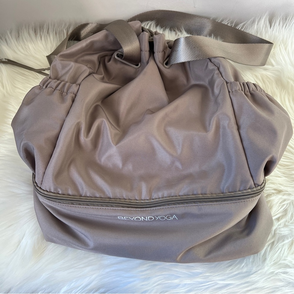 Beyond Yoga Bag Multi-Way Strap Zippered